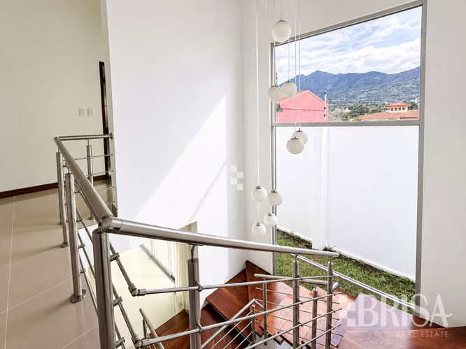 Casa en Trejos Montealegre, Escazú | 2 habitaciones, oficina y cuarto de servicio - Imagen 10
