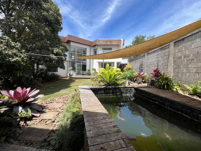 Casa en venta en Ángeles de San Rafael Heredia, elegante casa y amplias zonas verdes con rancho BBQ, estaque con peces - Imagen 1