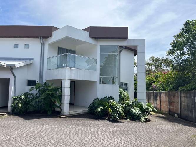 Casa en venta en Ángeles de San Rafael Heredia, elegante casa y amplias zonas verdes con rancho BBQ, estaque con peces - Imagen 12