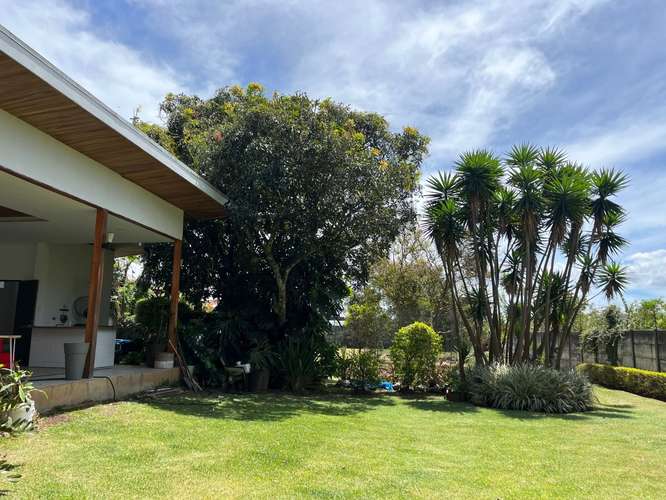 Casa en venta en Ángeles de San Rafael Heredia, elegante casa y amplias zonas verdes con rancho BBQ, estaque con peces - Imagen 3
