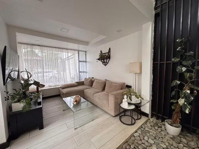 Alquiler casa independiente en San Francisco de Heredia, 3 habitaciones, jardín y 4 parqueos - Imagen 2