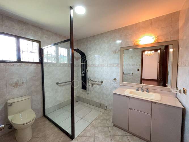 Casa de Una Planta en Alquiler en Pinares de Curridabat 4 habitaciones con Jardín - Imagen 8