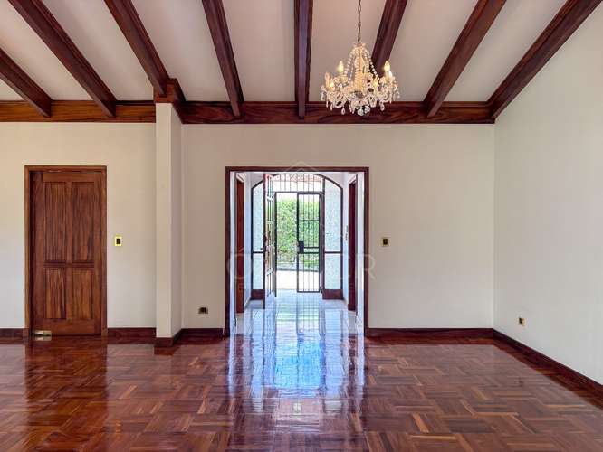 Casa de Una Planta en Alquiler en Pinares de Curridabat 4 habitaciones con Jardín - Imagen 3