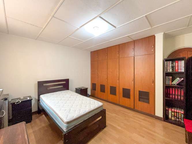 Casa amplia Independiente con 4 parqueos | San Vicente de Moravia - Imagen 12