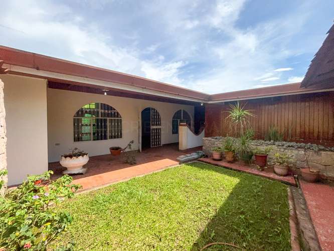 Casa amplia Independiente con 4 parqueos | San Vicente de Moravia - Imagen 2