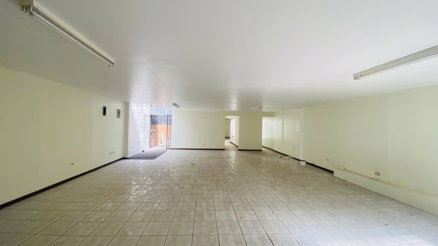 Se alquile Bodega o Local Comercial en Tibás, muy céntrico, segunda planta, Sin Parqueo