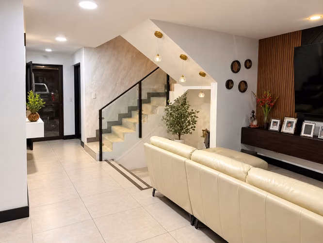 VENTA DE MODERNA CASA 3 NIVELES EN PARQUES DEL SOL, SANTA ANA  - Imagen 3