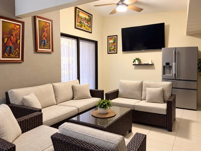VENTA DE MODERNA CASA 3 NIVELES EN PARQUES DEL SOL, SANTA ANA  - Imagen 8