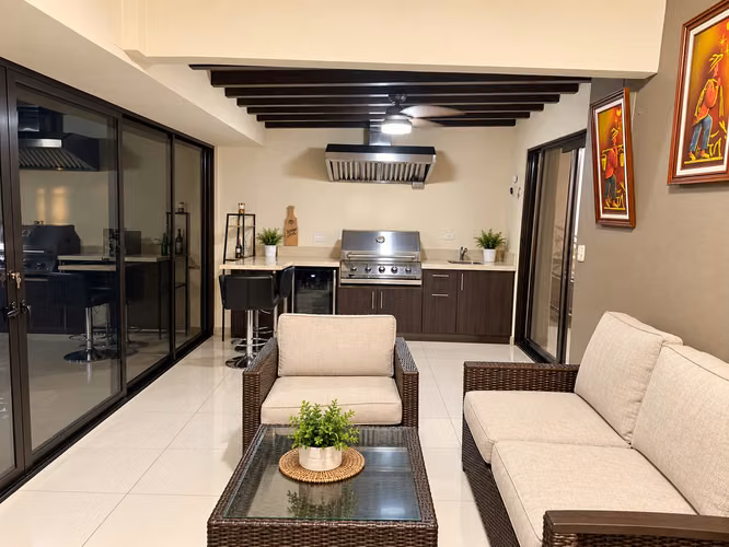 VENTA DE MODERNA CASA 3 NIVELES EN PARQUES DEL SOL, SANTA ANA  - Imagen 9