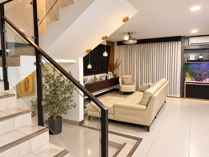 VENTA DE MODERNA CASA 3 NIVELES EN PARQUES DEL SOL, SANTA ANA 