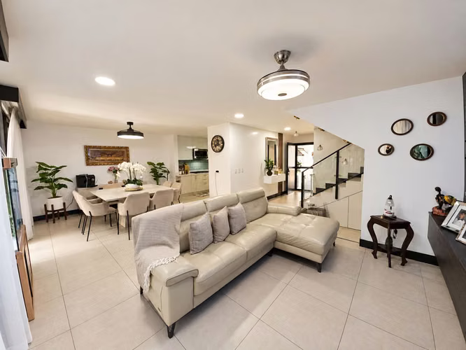 VENTA DE MODERNA CASA 3 NIVELES EN PARQUES DEL SOL, SANTA ANA 