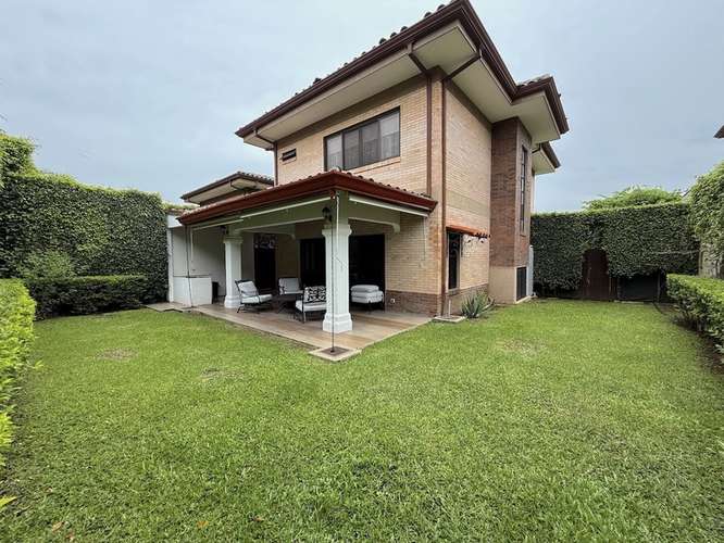 Casa Familiar Parcialmente Amueblada en Alquiler en Santa Ana | Condominio Puerta de Hierro ID24043