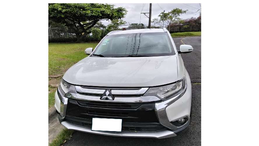 VENDO MITSUBISHI OUTLANDER 2017 EXCELLENT CONDITION