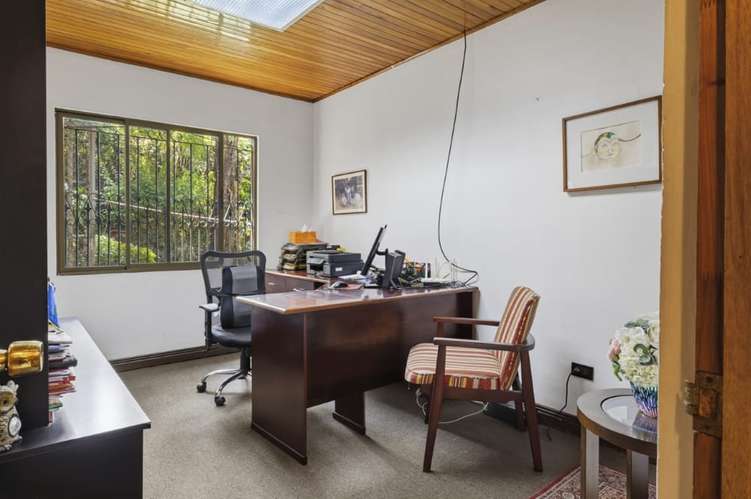Casa con jardín y estudio en San Rafael de Escazú - Imagen 11