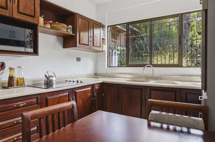 Casa con jardín y estudio en San Rafael de Escazú - Imagen 5