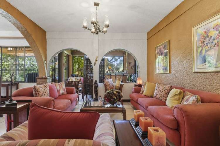 Casa con jardín y estudio en San Rafael de Escazú - Imagen 3