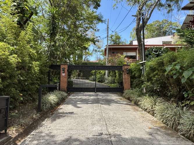 Casa con jardín y estudio en San Rafael de Escazú - Imagen 2