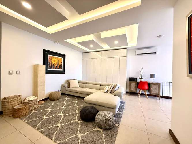 Casa en venta con terraza y jardín en residencial privado de Santa Ana - Imagen 9