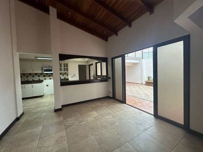 Amplia Casa de Una Planta | Uso Residencial o Comercial - Imagen 4