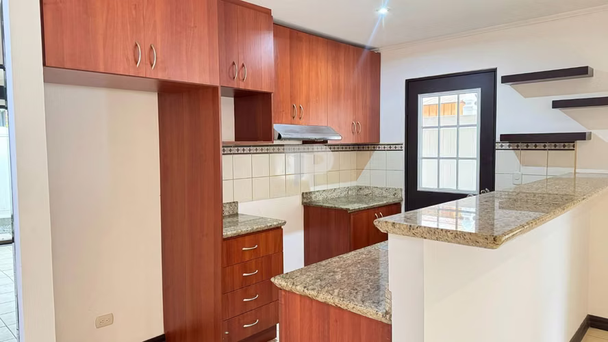Casa en Santa Lucia de Barva-Condominio. JRC470