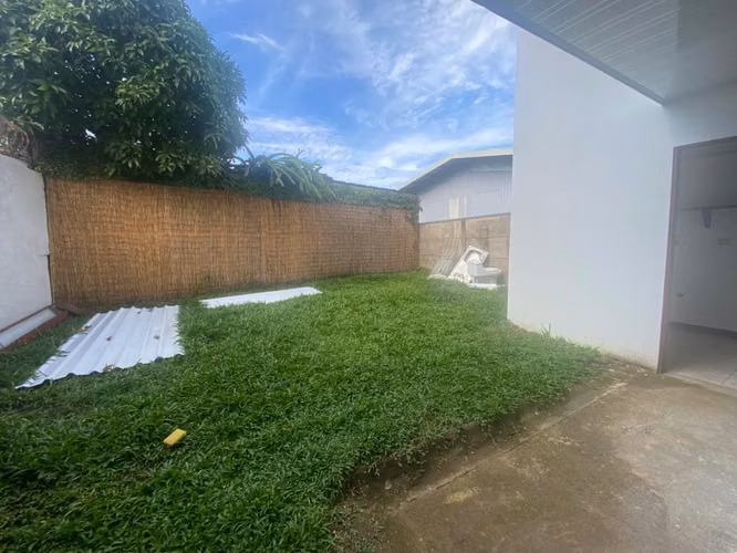 998877 / Apartamento tipo casa en alquiler / Tres Ríos / Planta baja / Jardín