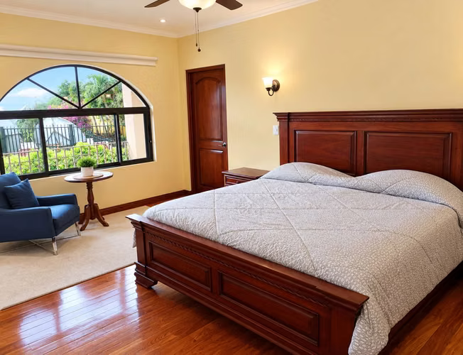 TOWNHOUSE DE LUJO EN ALQUILER, EN HEREDIA. 23-253 - Imagen 4