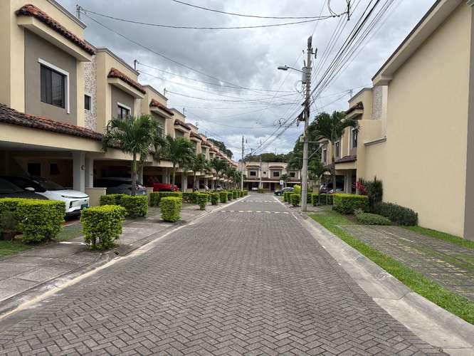 Casa en alquiler en condominio Santa Ana Hills, con muebles o sin muebles. OPORTUNIDAD - Imagen 2