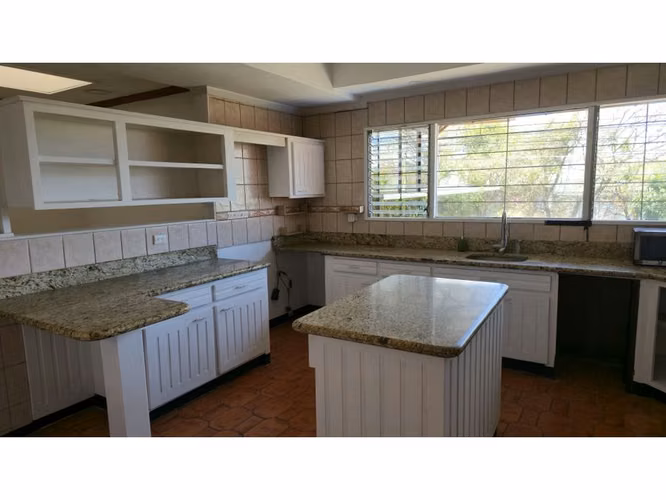 Rohrmoser, linda-amplia, Uso Mixto, 545m2c, 1285m2t, 10 hab, 3 baños, 8 parqueos, terraza, patio. - Imagen 11