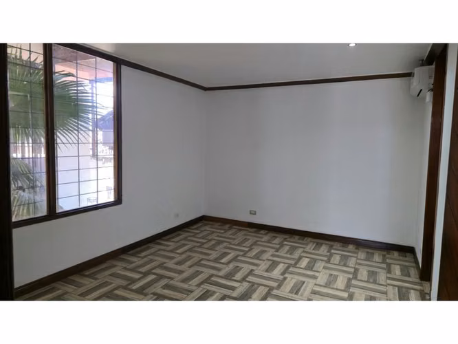 Rohrmoser, linda-amplia, Uso Mixto, 545m2c, 1285m2t, 10 hab, 3 baños, 8 parqueos, terraza, patio. - Imagen 14