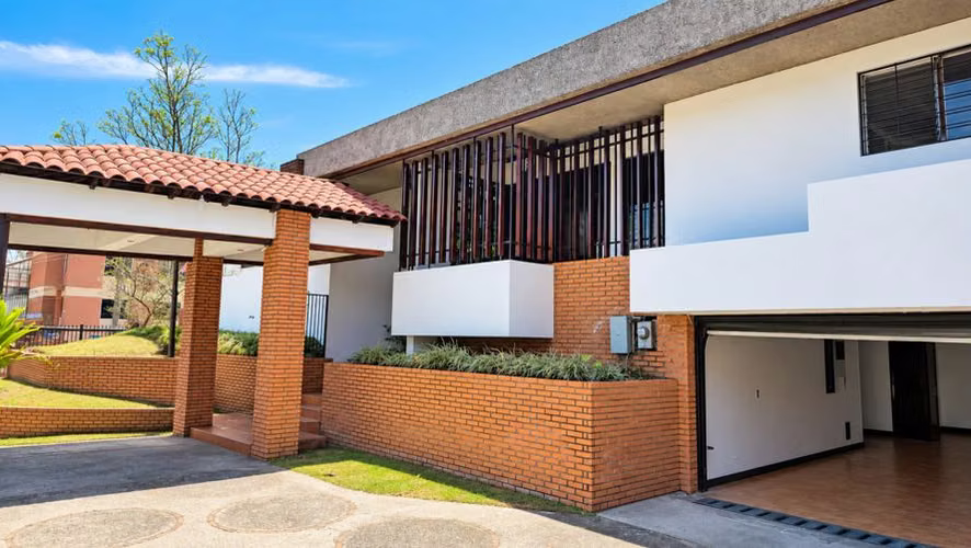 Rohrmoser, linda-amplia, Uso Mixto, 545m2c, 1285m2t, 10 hab, 3 baños, 8 parqueos, terraza, patio.