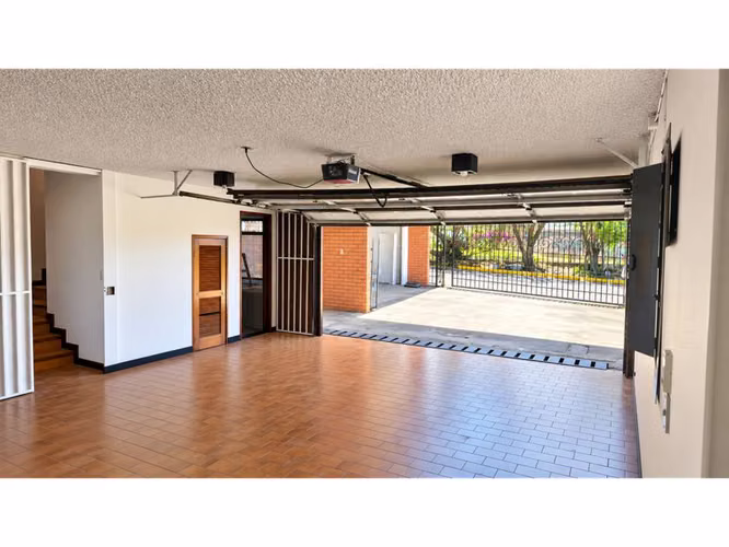 Rohrmoser, linda-amplia, Uso Mixto, 545m2c, 1285m2t, 10 hab, 3 baños, 8 parqueos, terraza, patio. - Imagen 3