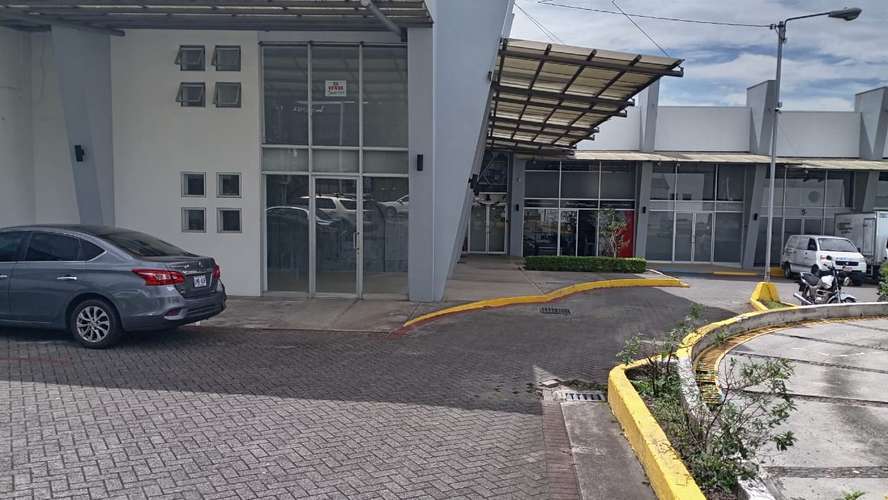 Local comercial en San Rafael Escazú frente a calle principal a la par de Pops 