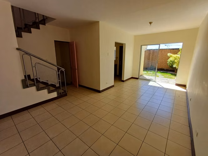 Casa en Alquiler en Herdia – 3 Dormitorios, Patio Amplio y Seguridad 24/7 - Imagen 2
