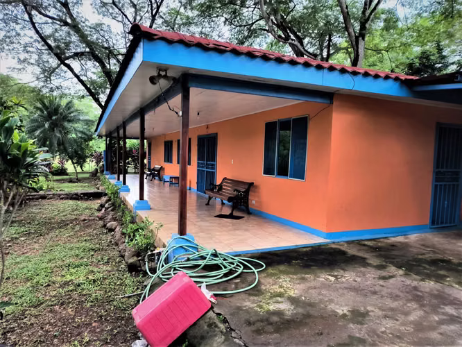 Bella propiedad de 4,980 m2 con casa de 5 dormitorios y amplia terraza, en Tárcoles, a solo 4 km. de la Playa.