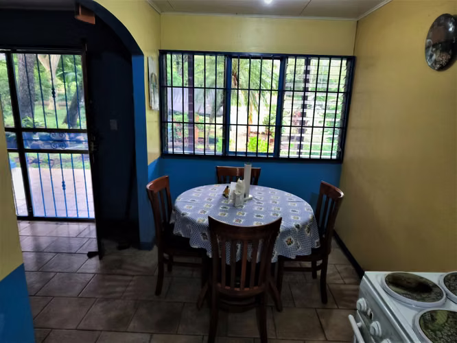 Bella propiedad de 4,980 m2 con casa de 5 dormitorios y amplia terraza, en Tárcoles, a solo 4 km. de la Playa.