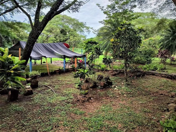 Bella propiedad de 4,980 m2 con casa de 5 dormitorios y amplia terraza, en Tárcoles, a solo 4 km. de la Playa.