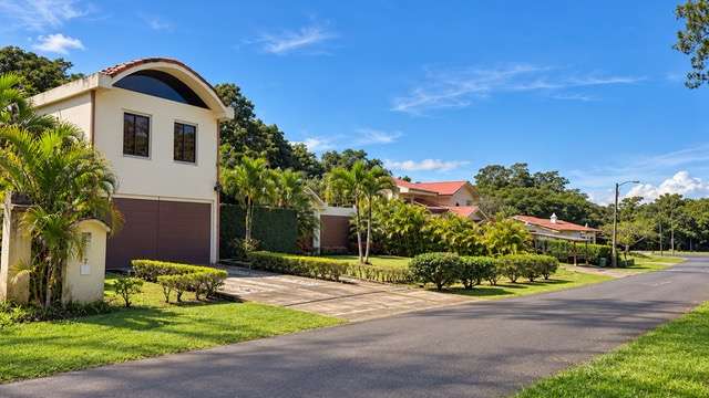 Casa Estilo Toscano en Venta en Hacienda Los Reyes | 4 Habitaciones, 1.200 m² de Terreno - Imagen 2