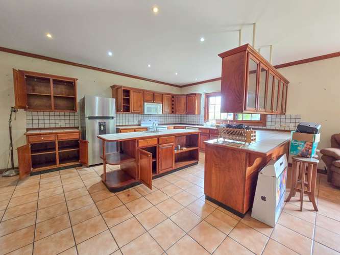 PROPIEDAD DE 3 CASAS DE UNA SOLA PLANTA CON 2.742 M2 DE LOTE EN SANTA ANA PIEDADES - Imagen 4