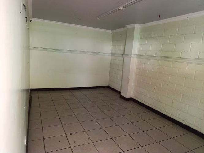 Amplia bodega de 600 m² en alquiler en Goicoechea, excelente ubicación sobre vía principal