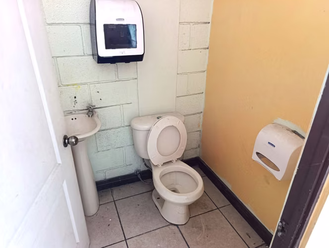 Amplia bodega de 600 m² en alquiler en Goicoechea, excelente ubicación sobre vía principal