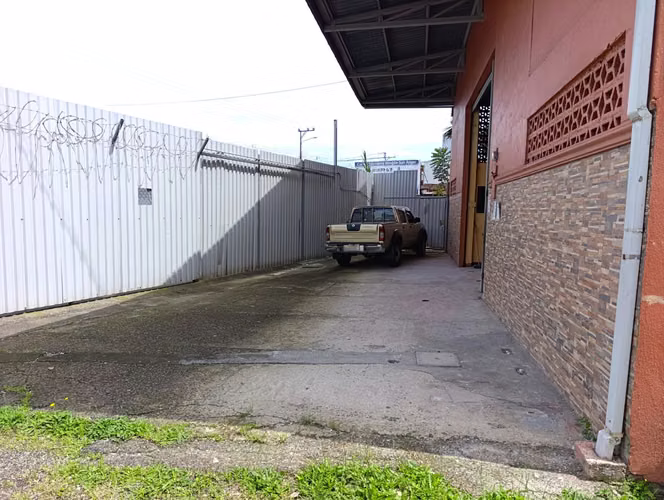 Amplia bodega de 600 m² en alquiler en Goicoechea, excelente ubicación sobre vía principal