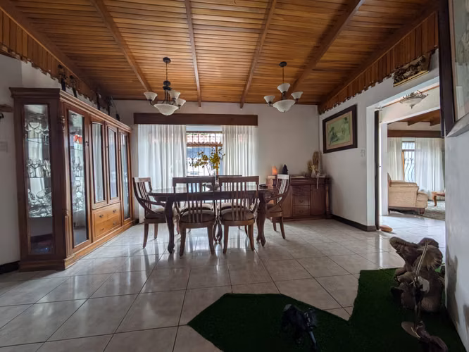 Amplia casa independiente con piscina y vistas a la montaña en Guachipelín, cerca de Pozos Santa Ana - Imagen 12
