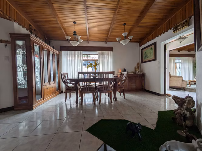 Amplia casa independiente con piscina y vistas a la montaña en Guachipelín, cerca de Pozos Santa Ana - Imagen 15