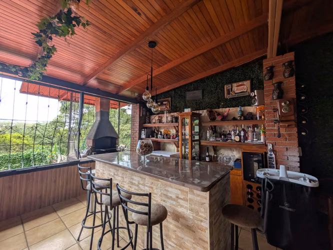 Amplia casa independiente con piscina y vistas a la montaña en Guachipelín, cerca de Pozos Santa Ana - Imagen 10