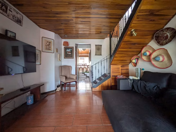 Amplia casa independiente con piscina y vistas a la montaña en Guachipelín, cerca de Pozos Santa Ana - Imagen 11