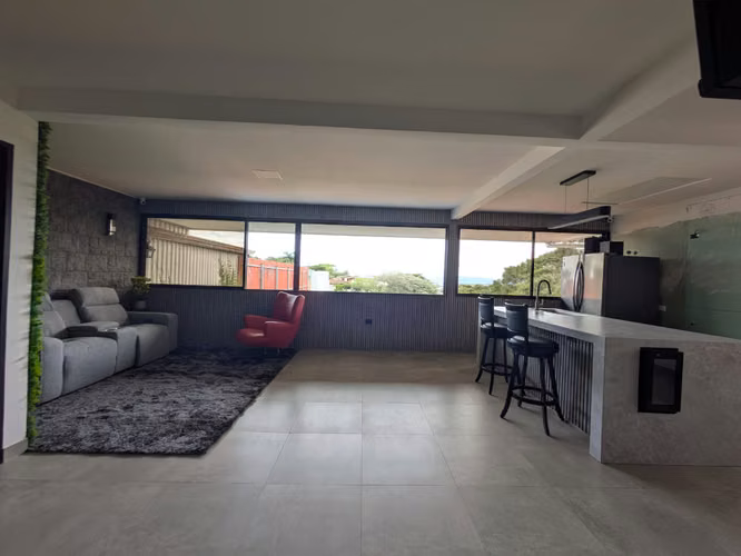 Amplia casa independiente con piscina y vistas a la montaña en Guachipelín, cerca de Pozos Santa Ana - Imagen 5