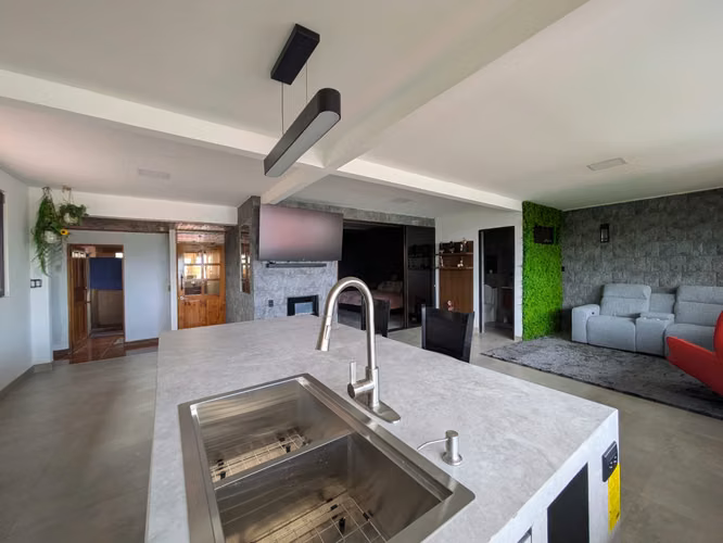 Amplia casa independiente con piscina y vistas a la montaña en Guachipelín, cerca de Pozos Santa Ana - Imagen 17