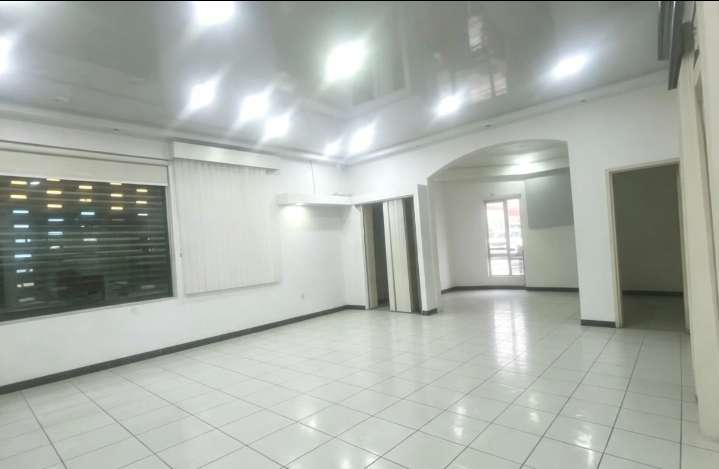 Quieres llamar la atencion colocando tu negocio en un excelente punto comercial !! - Imagen 2
