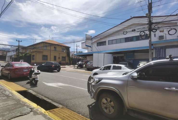 Local con ubicacion de alto transito con parqueo - Imagen 2