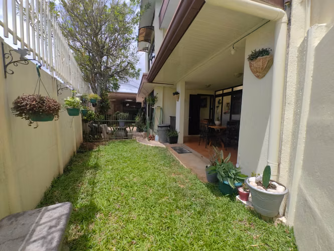 Casa independiente en Escazú Guachipelín con seguridad 24/7, 5 habitaciones y 6 estacionamientos - Imagen 4